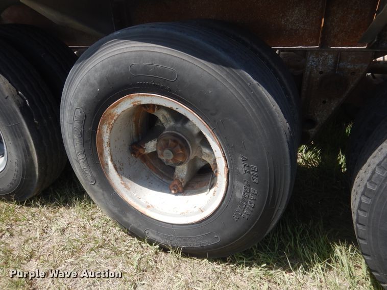 image for item FI9062 1981 Freuhauf HAB-F3-J-985  pneumatic dry bulk trailer