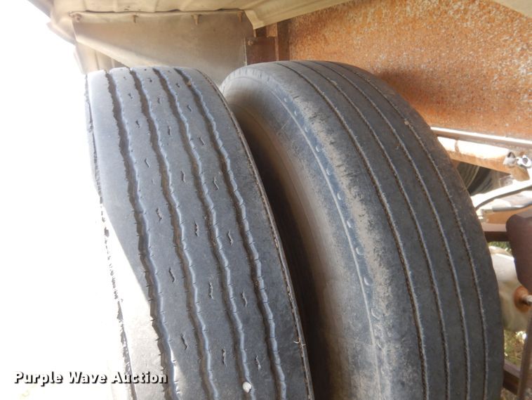 image for item FI9062 1981 Freuhauf HAB-F3-J-985  pneumatic dry bulk trailer