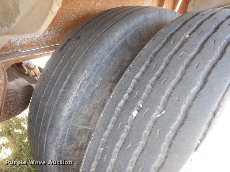 image for item FI9062 1981 Freuhauf HAB-F3-J-985  pneumatic dry bulk trailer