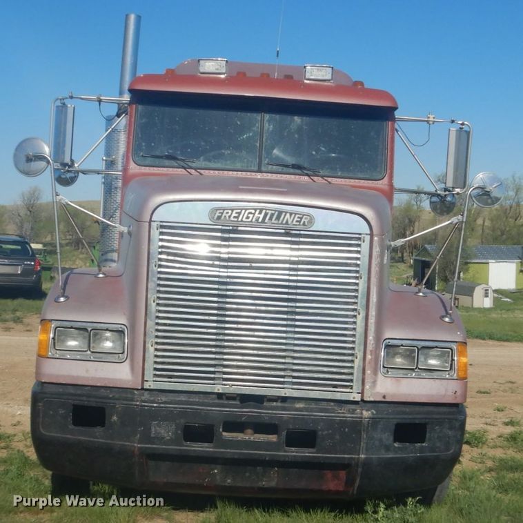 image for item HE9738 1989 Freightliner FLD120  semi truck