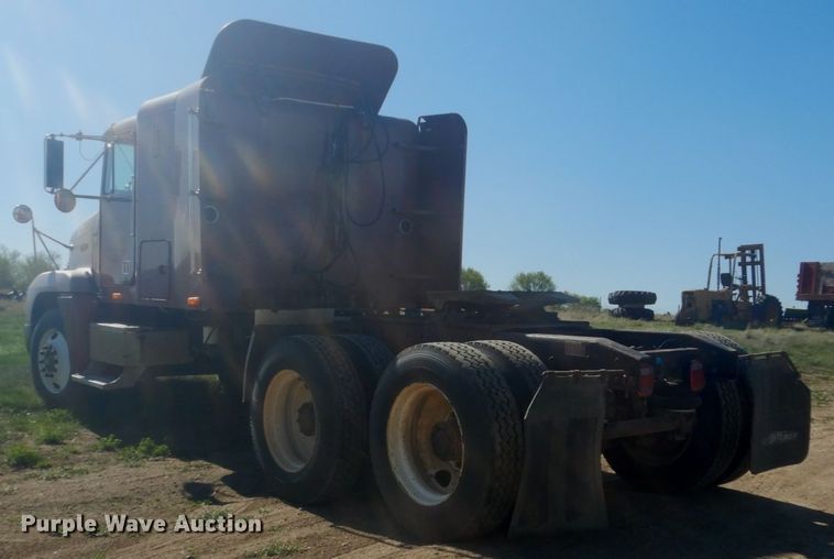 image for item HE9738 1989 Freightliner FLD120  semi truck