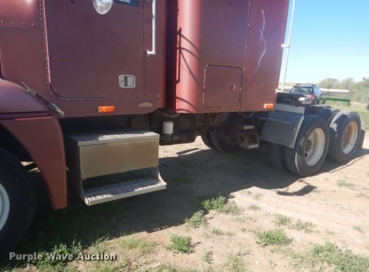 image for item HE9738 1989 Freightliner FLD120  semi truck