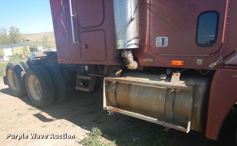 image for item HE9738 1989 Freightliner FLD120  semi truck