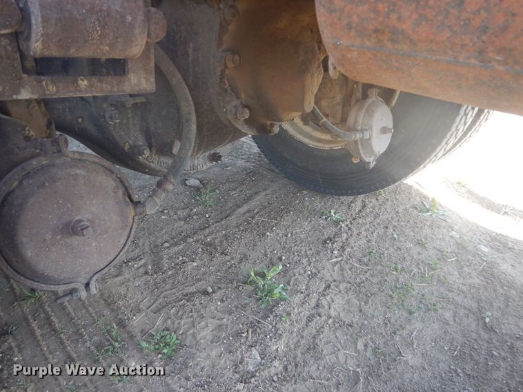 image for item HE9738 1989 Freightliner FLD120  semi truck