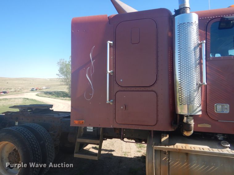 image for item HE9738 1989 Freightliner FLD120  semi truck