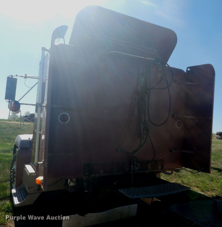 image for item HE9738 1989 Freightliner FLD120  semi truck