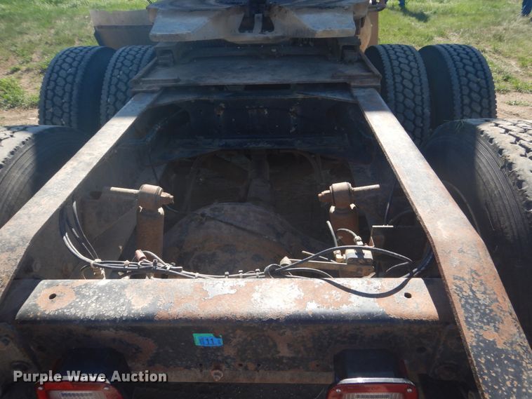 image for item HE9738 1989 Freightliner FLD120  semi truck