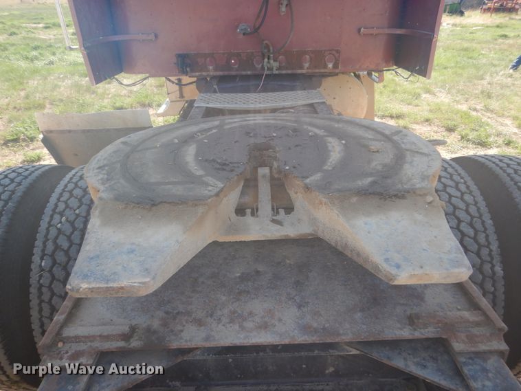 image for item HE9738 1989 Freightliner FLD120  semi truck