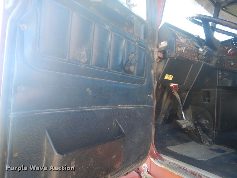 image for item HE9738 1989 Freightliner FLD120  semi truck