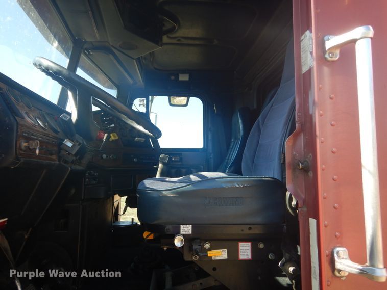 image for item HE9738 1989 Freightliner FLD120  semi truck