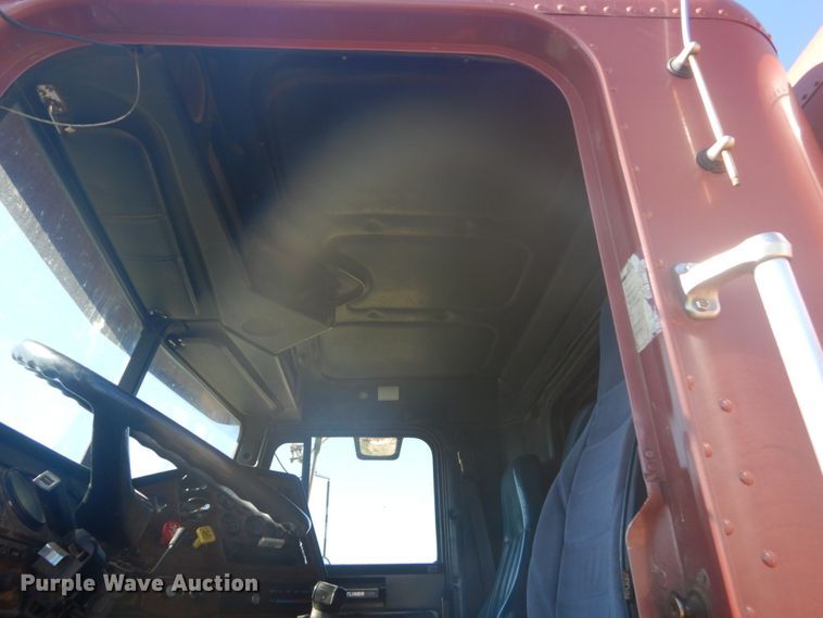 image for item HE9738 1989 Freightliner FLD120  semi truck