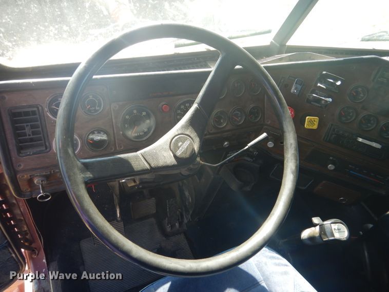 image for item HE9738 1989 Freightliner FLD120  semi truck