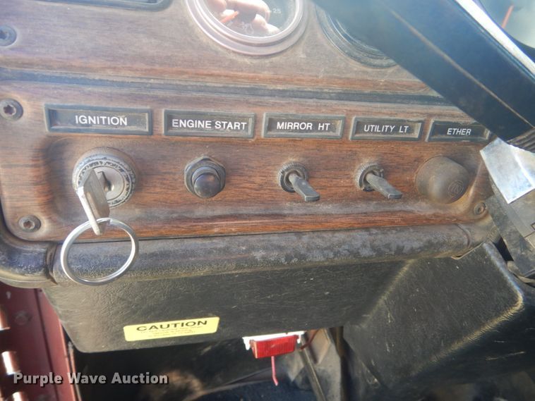 image for item HE9738 1989 Freightliner FLD120  semi truck