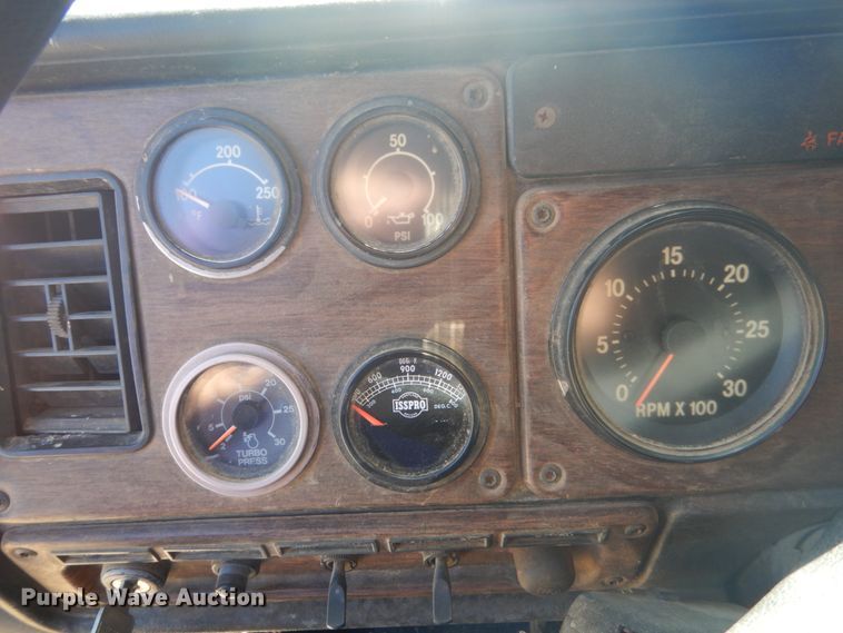 image for item HE9738 1989 Freightliner FLD120  semi truck