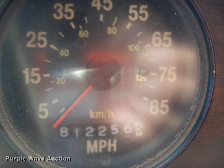 image for item HE9738 1989 Freightliner FLD120  semi truck