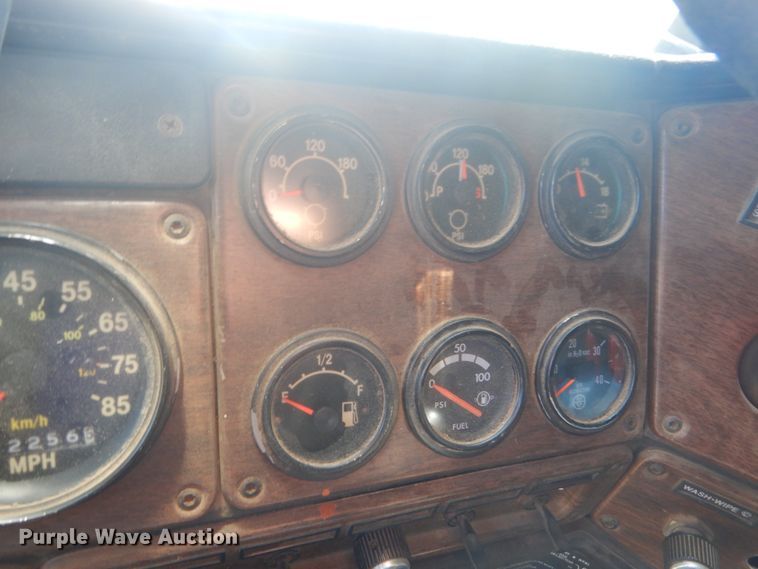 image for item HE9738 1989 Freightliner FLD120  semi truck