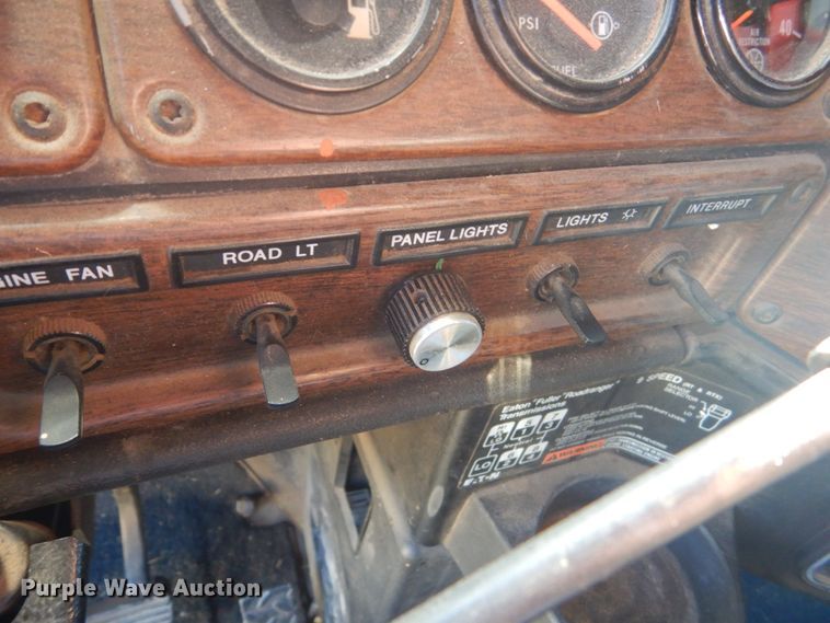 image for item HE9738 1989 Freightliner FLD120  semi truck