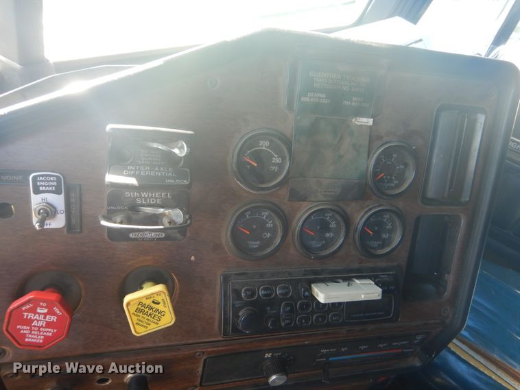 image for item HE9738 1989 Freightliner FLD120  semi truck