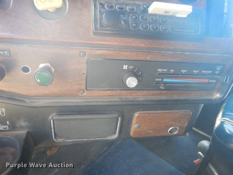 image for item HE9738 1989 Freightliner FLD120  semi truck