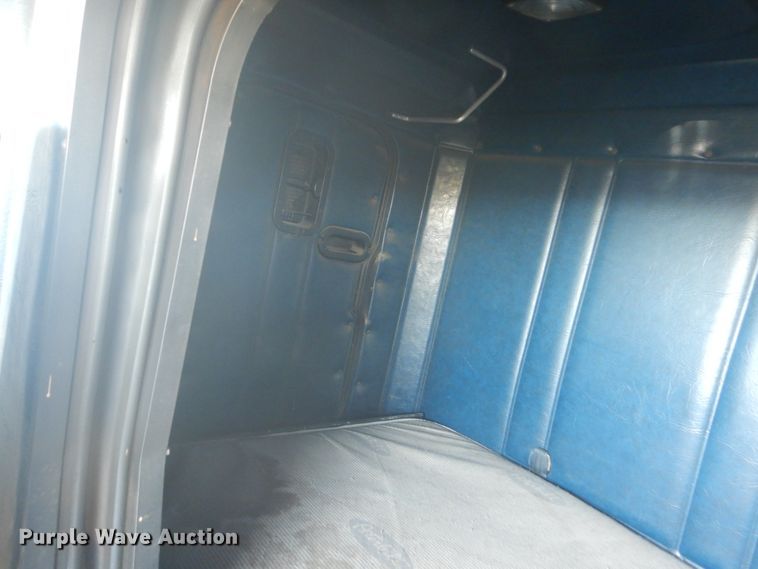 image for item HE9738 1989 Freightliner FLD120  semi truck