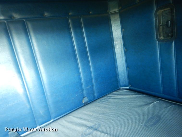 image for item HE9738 1989 Freightliner FLD120  semi truck