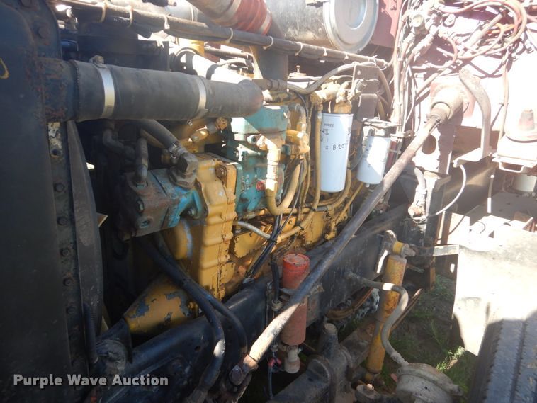 image for item HE9738 1989 Freightliner FLD120  semi truck