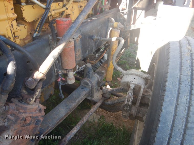 image for item HE9738 1989 Freightliner FLD120  semi truck