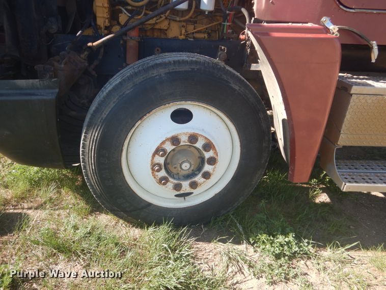 image for item HE9738 1989 Freightliner FLD120  semi truck