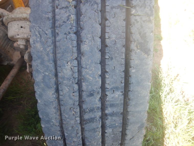 image for item HE9738 1989 Freightliner FLD120  semi truck