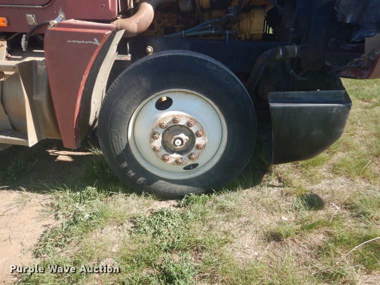 image for item HE9738 1989 Freightliner FLD120  semi truck