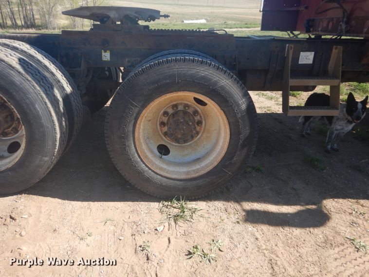 image for item HE9738 1989 Freightliner FLD120  semi truck