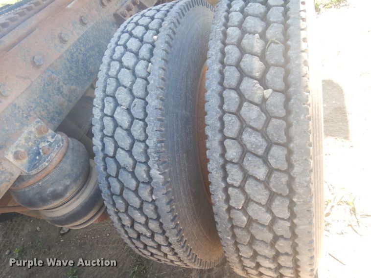 image for item HE9738 1989 Freightliner FLD120  semi truck