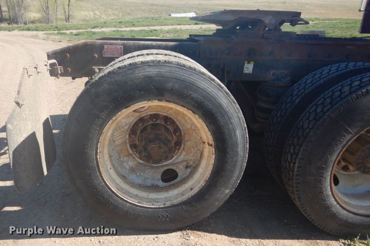 image for item HE9738 1989 Freightliner FLD120  semi truck