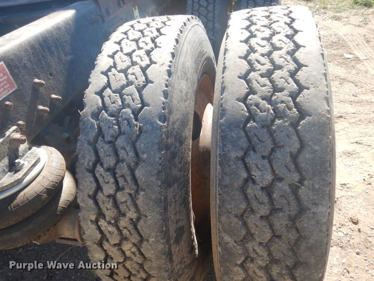 image for item HE9738 1989 Freightliner FLD120  semi truck