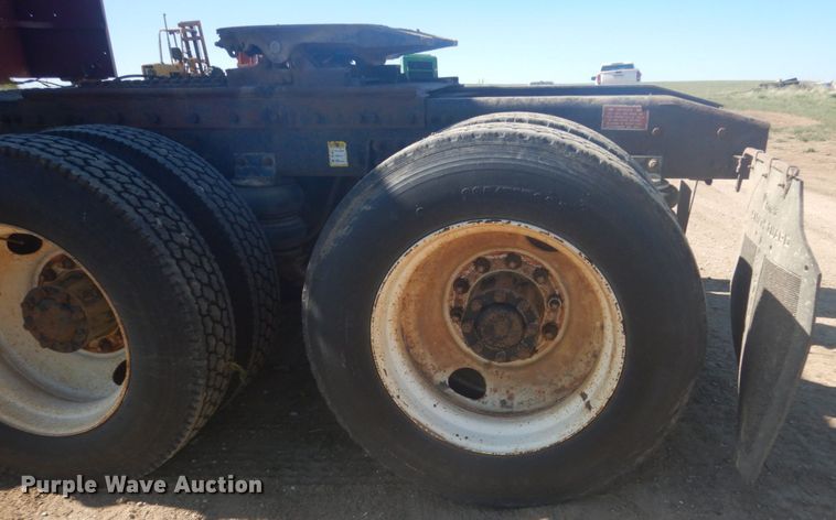 image for item HE9738 1989 Freightliner FLD120  semi truck