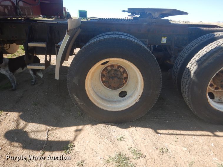 image for item HE9738 1989 Freightliner FLD120  semi truck