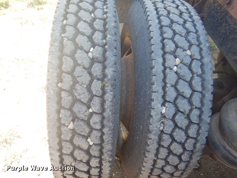 image for item HE9738 1989 Freightliner FLD120  semi truck