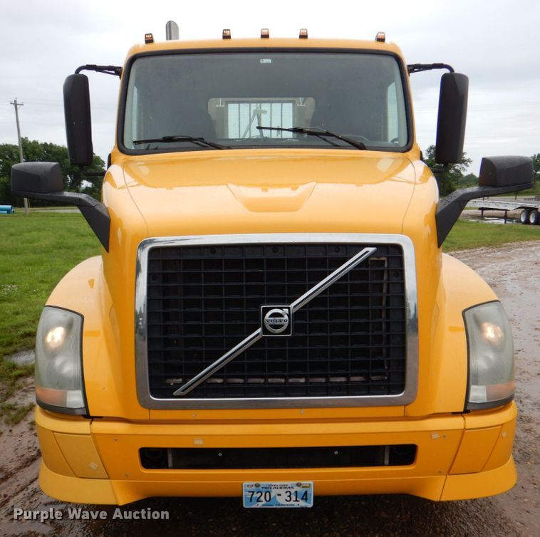 image for item HL9493 2014 Volvo VNL  semi truck