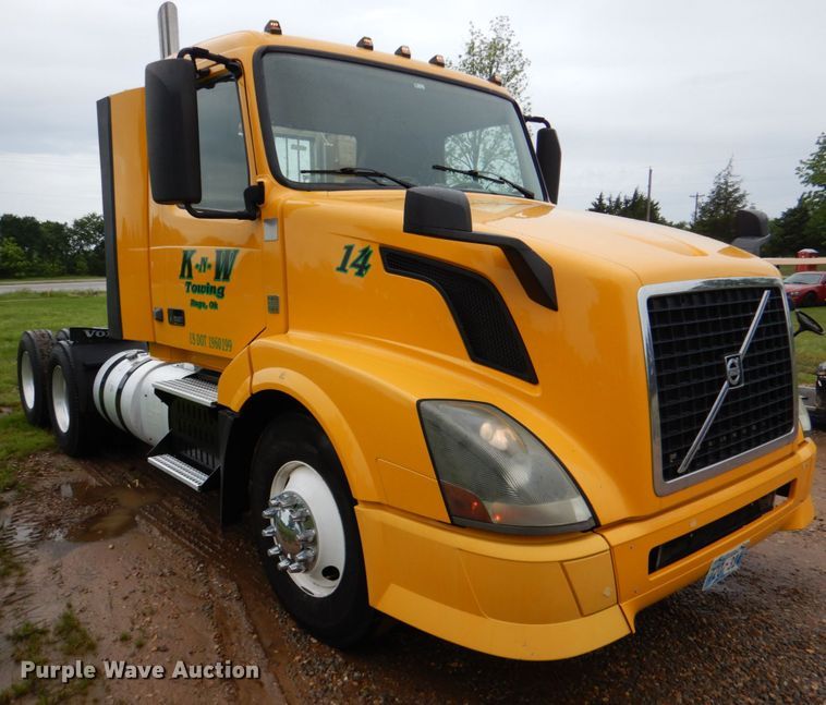 image for item HL9493 2014 Volvo VNL  semi truck