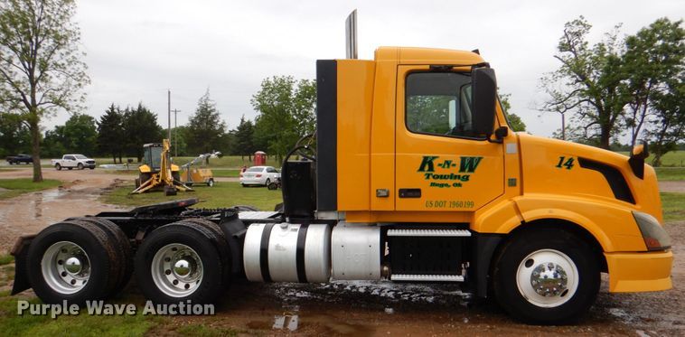 image for item HL9493 2014 Volvo VNL  semi truck