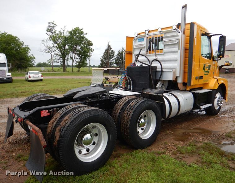 image for item HL9493 2014 Volvo VNL  semi truck