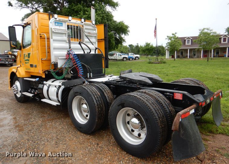 image for item HL9493 2014 Volvo VNL  semi truck