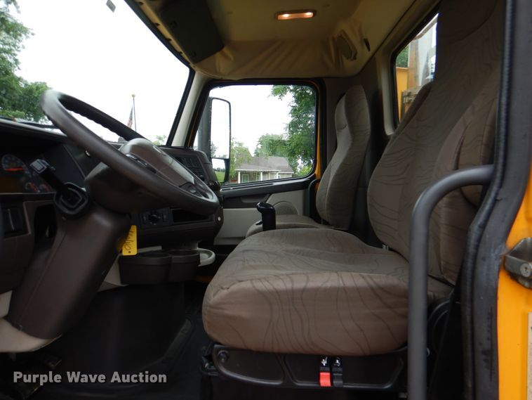 image for item HL9493 2014 Volvo VNL  semi truck