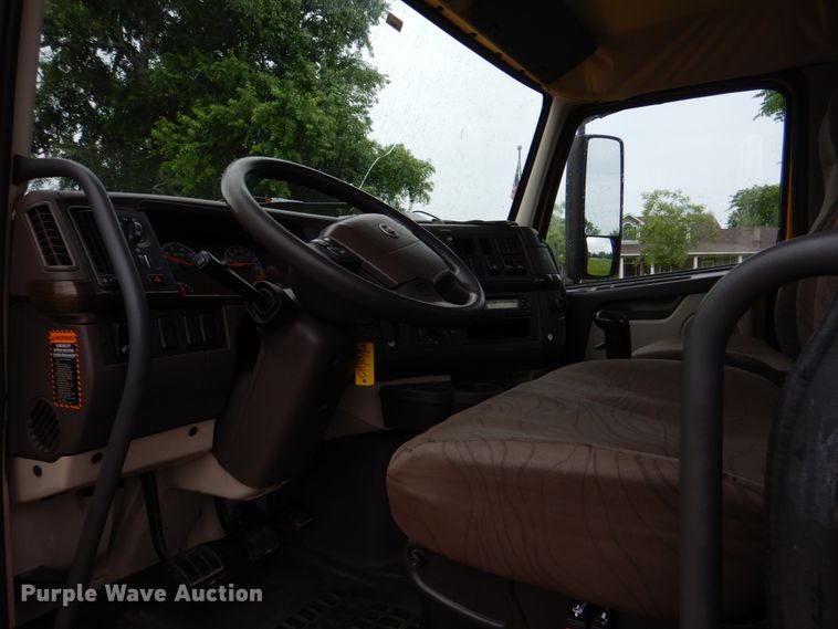 image for item HL9493 2014 Volvo VNL  semi truck