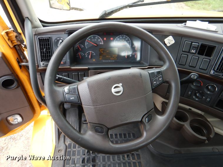 image for item HL9493 2014 Volvo VNL  semi truck