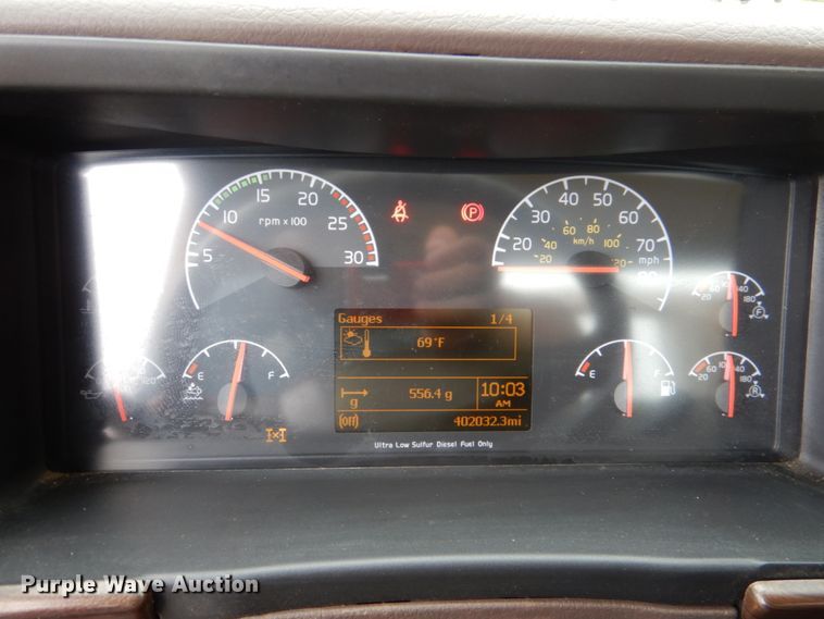 image for item HL9493 2014 Volvo VNL  semi truck