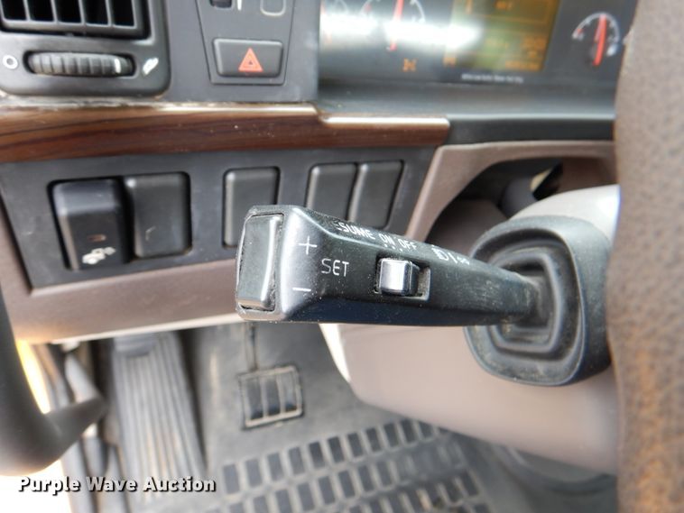 image for item HL9493 2014 Volvo VNL  semi truck