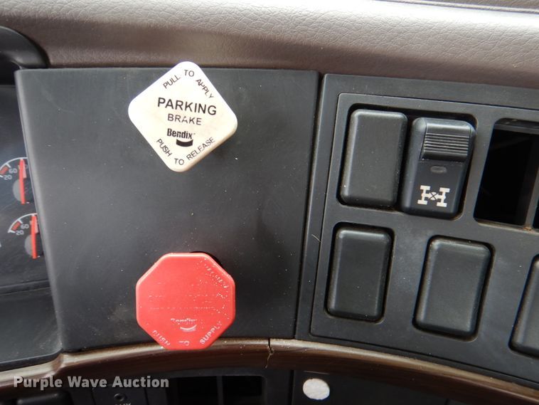 image for item HL9493 2014 Volvo VNL  semi truck