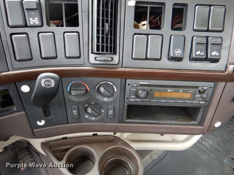 image for item HL9493 2014 Volvo VNL  semi truck