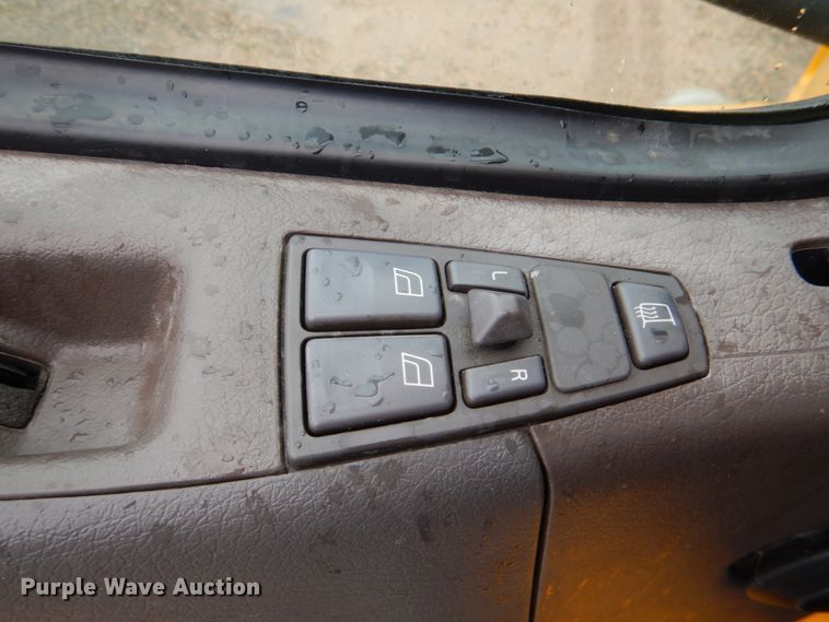 image for item HL9493 2014 Volvo VNL  semi truck